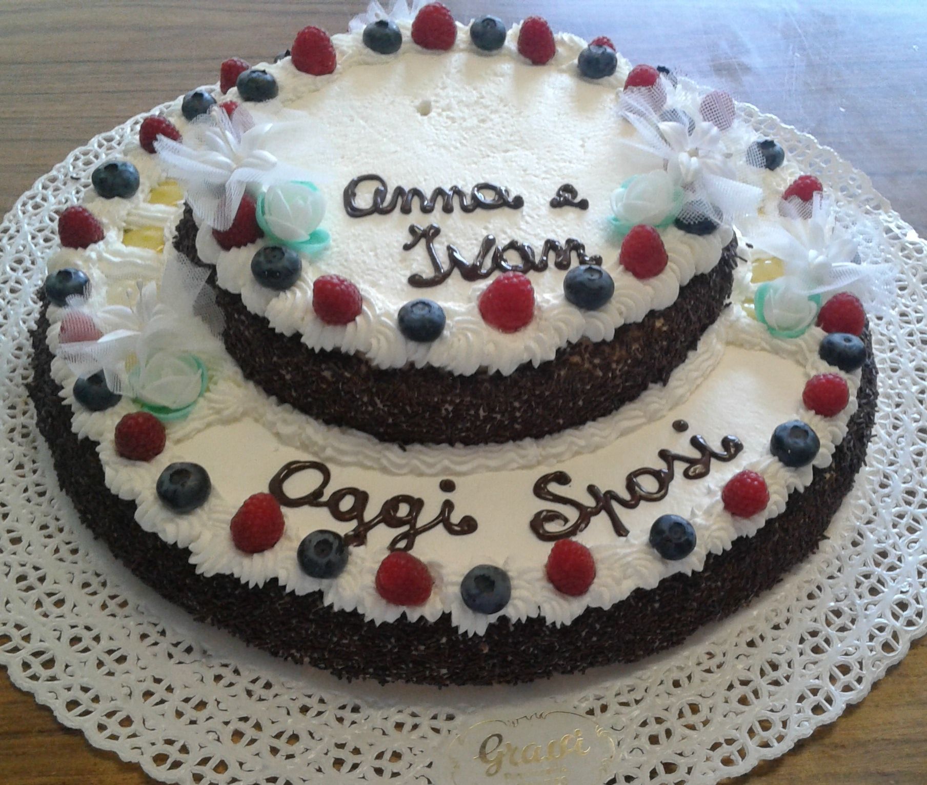 Torta nuziale a due piani con frutti di bosco