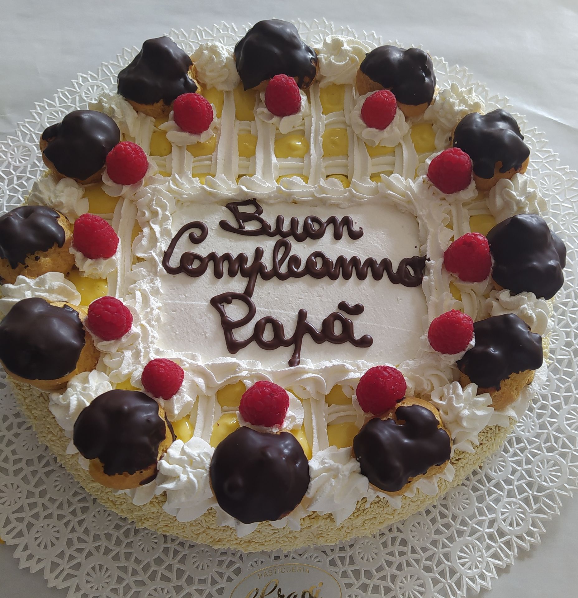 Torta con bign&egrave; al cioccolato e lamponi