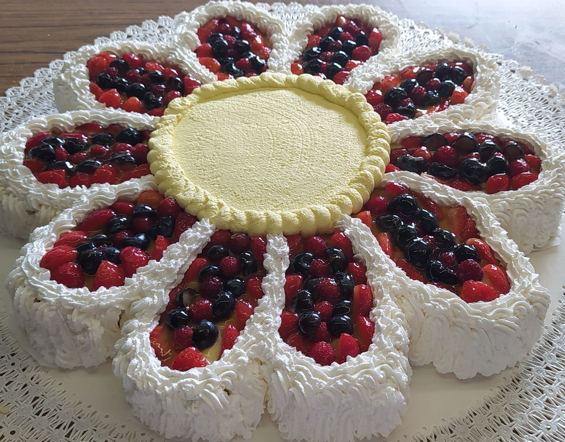 Torta a forma di margherita con frutti di bosco