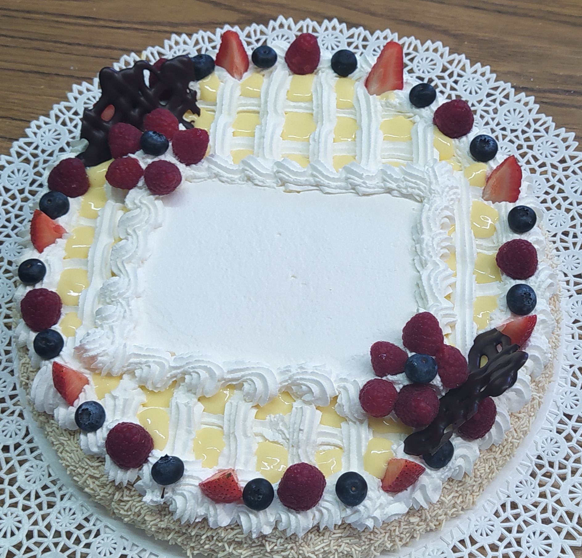 Torta decorata con cioccolato e frutti di bosco