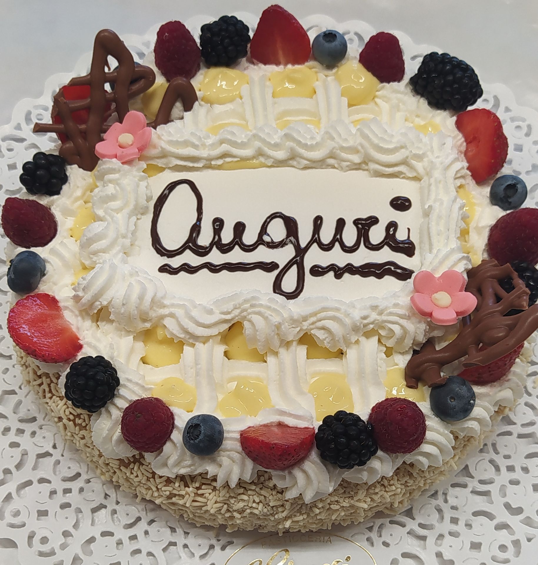 Torta con scritta di auguri e cioccolato