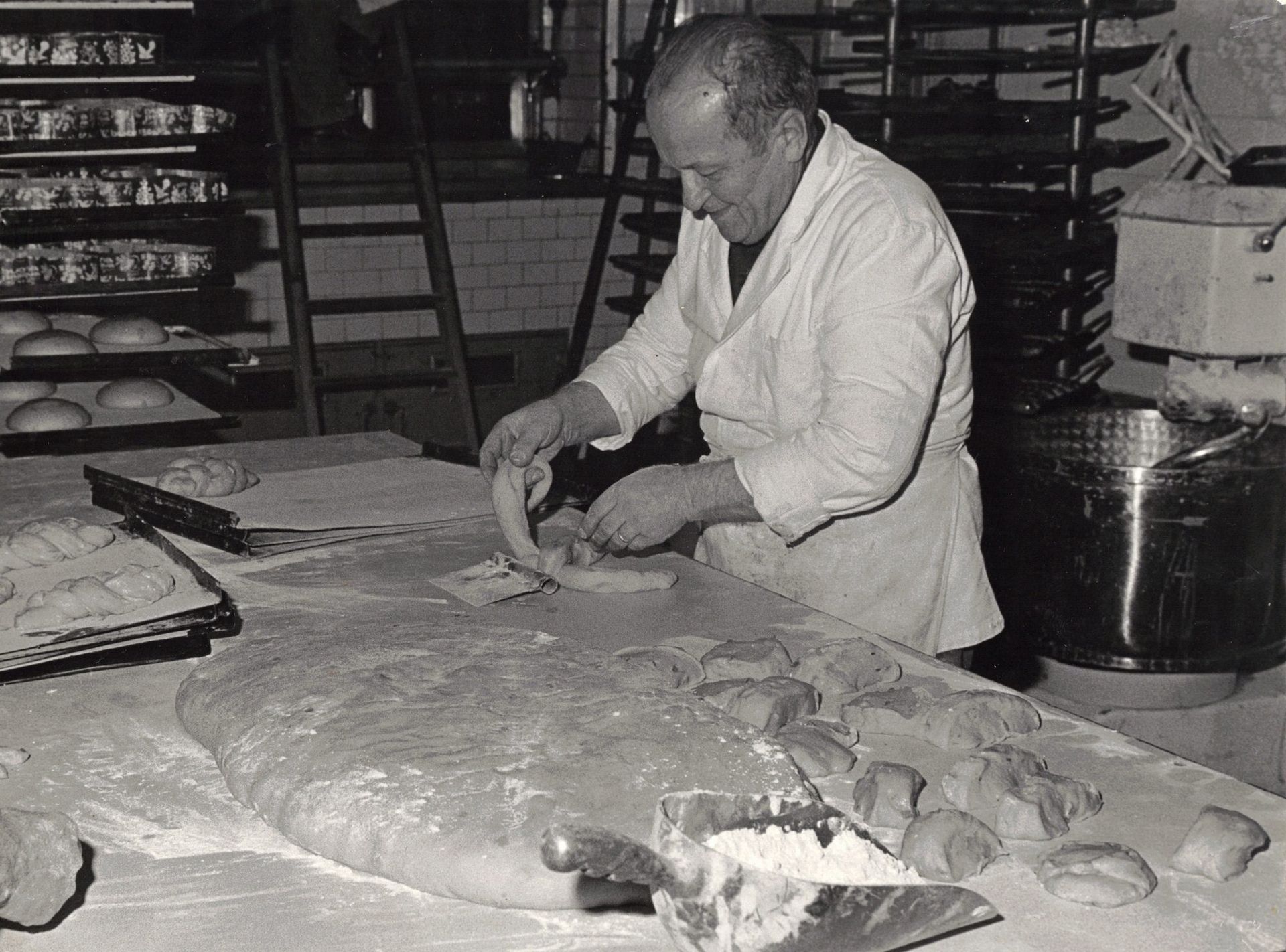 Nonno Giuseppe al lavoro nel laboratorio della Pasticceria Grassi