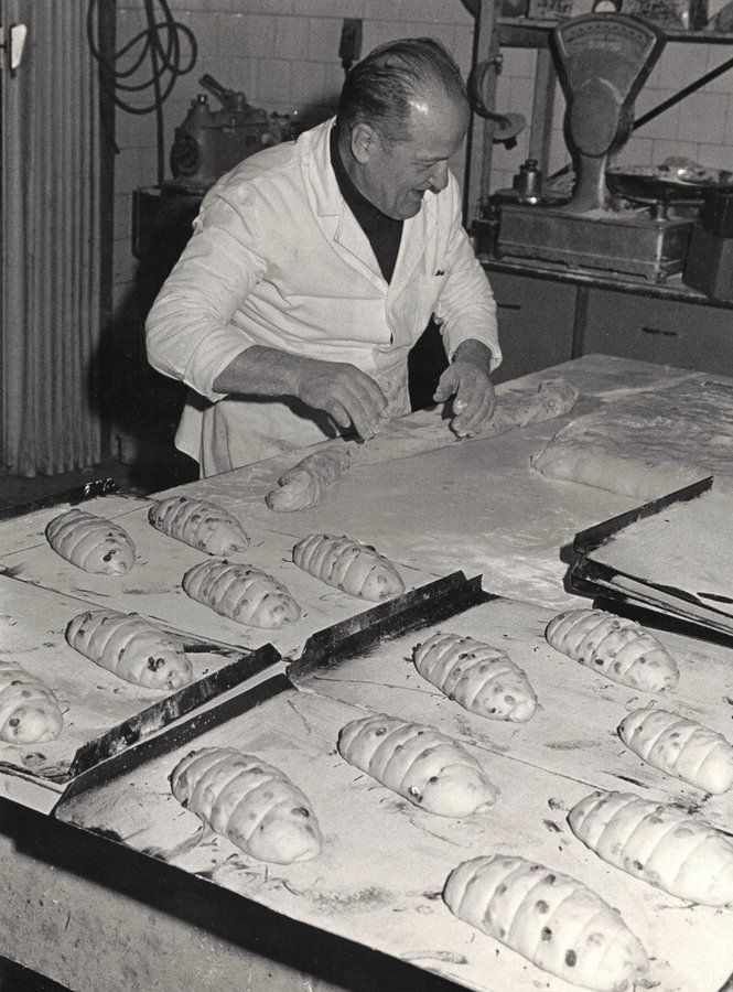 Nonno Giuseppe al lavoro nel laboratorio della Pasticceria Grassi
